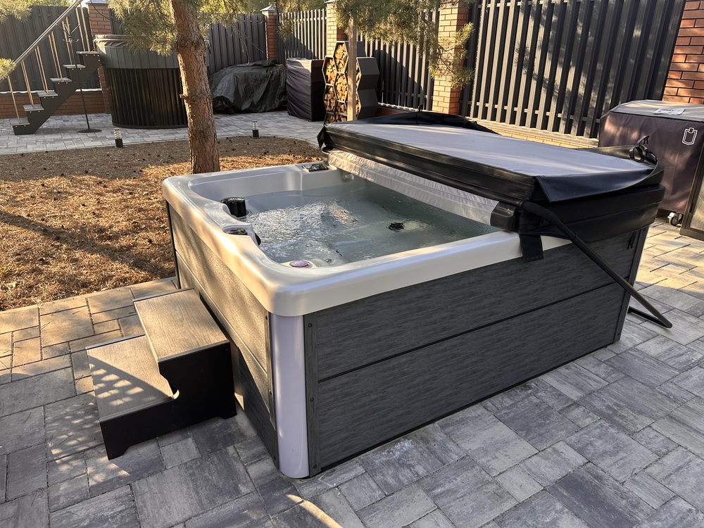 Уличный SPA-бассейн Lovia Spa ZR6009 с термокрышкой и ступенями на участке